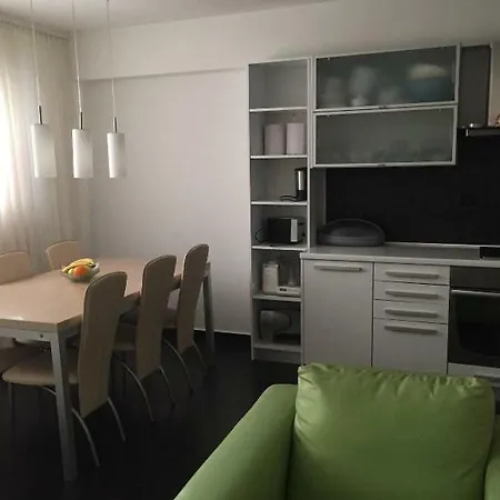 Apartman Karla * מאקרסקה